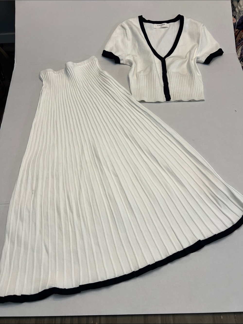 COMMENSE 2P SET WHITE KNIT TOP & SKIRT WITH BLACK TRIM SIZE SMALL
